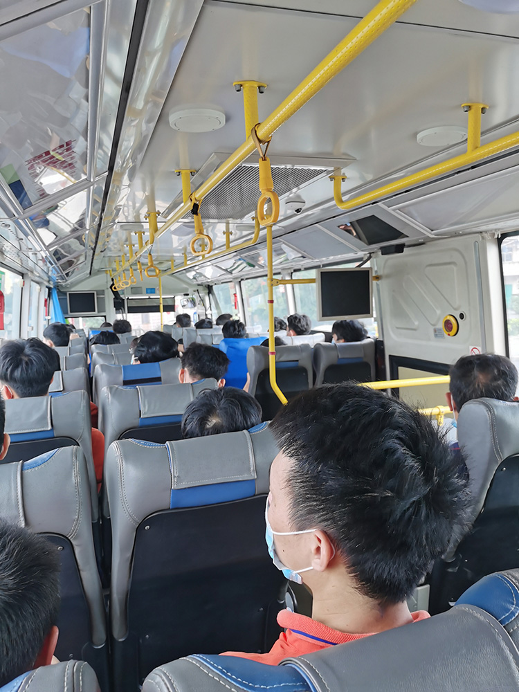 坪東社區(qū)組織接送科瑞隆全體員工接種新冠病毒疫苗